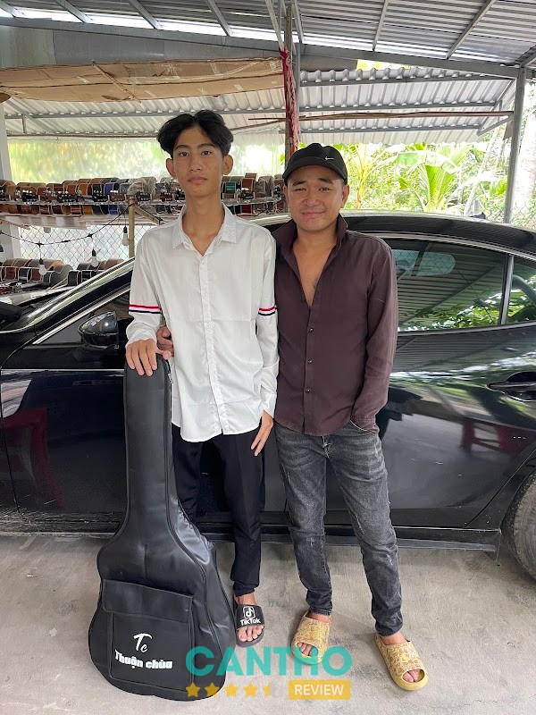 Không gian Shop đàn guitar Thuận Chùa