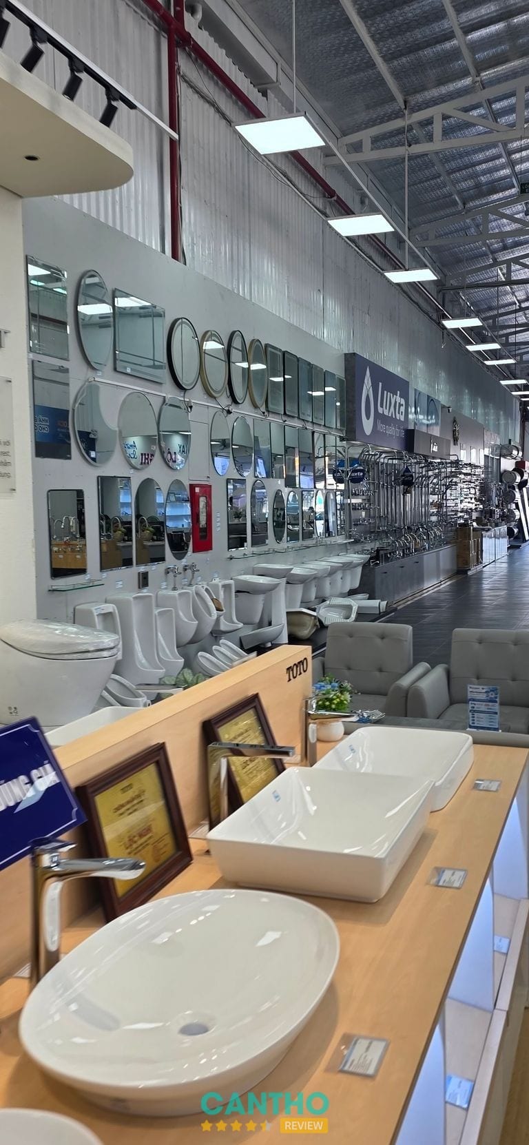 Thiết bị vệ sinh tại Showroom Lộc Nghi đường 3 Tháng 2 Tân An