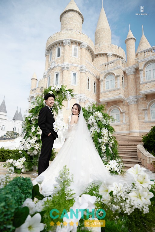 Trang phục tại REN Bridal Studio