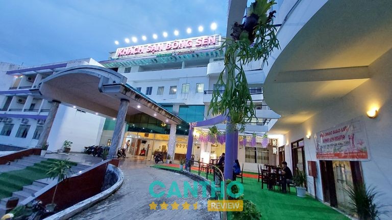 Khách Sạn Nhà Hàng Bông Sen tại đường Trần Hưng Đạo Vị Thanh