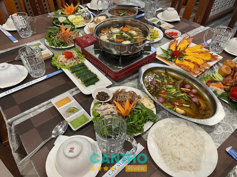 Ẩm Thực Cây Sung 325 – không gian phòng tiệc