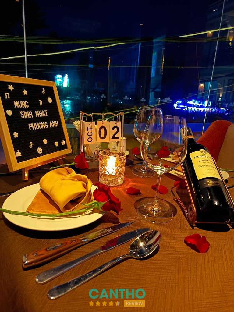 River Bar Cần Thơ – không gian sân thượng gần bến Ninh Kiều