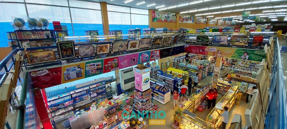 Khu vực bên trong Nhà Sách Nguyễn Văn Cừ