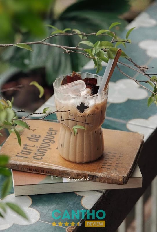 Không gian sân vườn Tâm Coffee