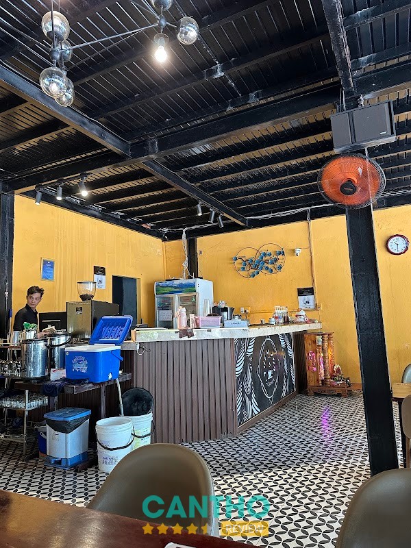 Khu vực ngồi tại Cafe Thềm Xưa