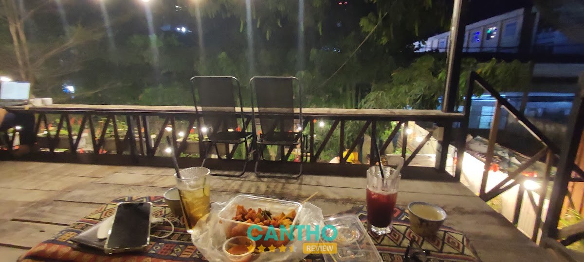 Không gian sân vườn Tiệm Cà Phê Nhà Có Khách