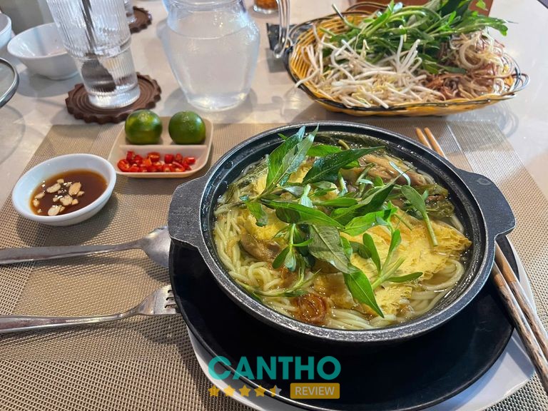 Không gian và ẩm thực tại Nhà Hàng Chay Quý Liên Hưng Phú