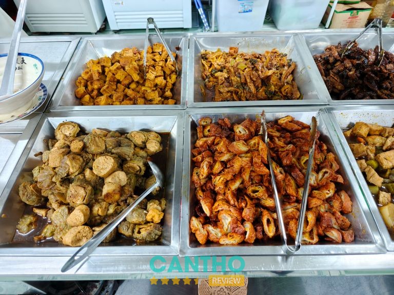 Không gian và món ăn tại Ẩm Thực Chay Bình An Hưng Phú