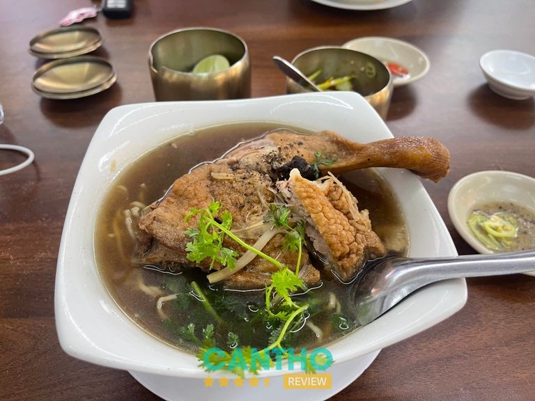 Không gian dùng bữa tại Tiệm Mì Kim Thúy