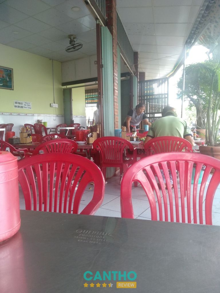 Món ăn và không gian Hủ Tiếu Phương