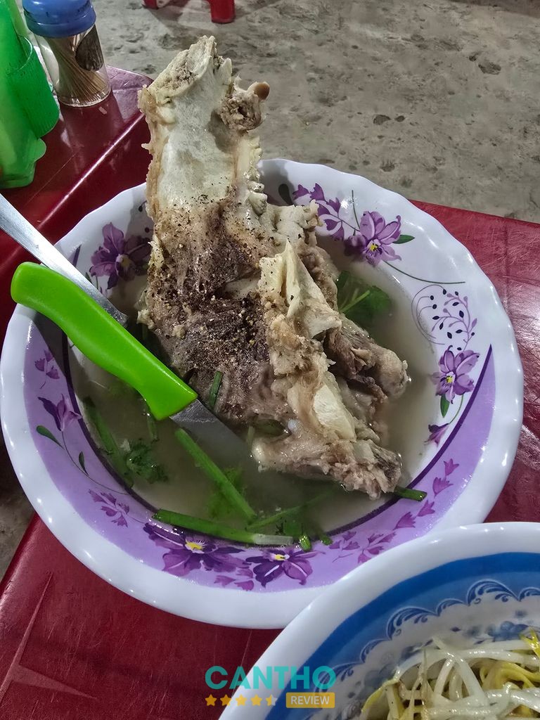 Hủ Tiếu Gõ Má Heo, Xương Heo Đuôi Heo Ngã Bảy