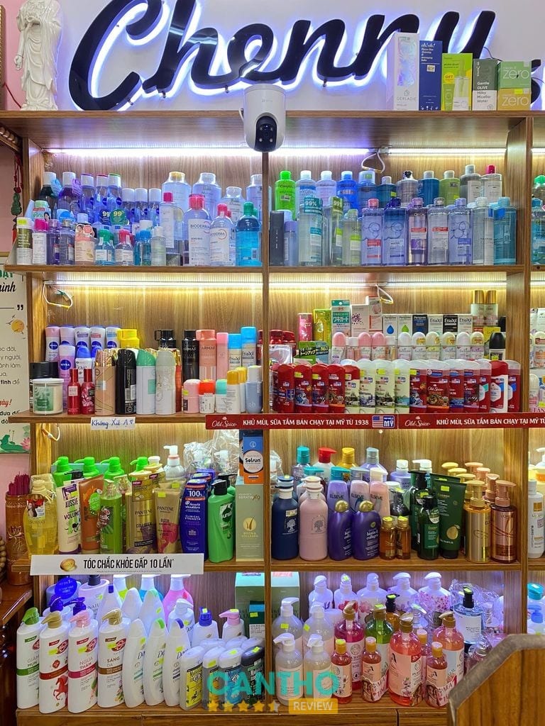Không gian cửa hàng mỹ phẩm Chenny Shop ở Cái Khế