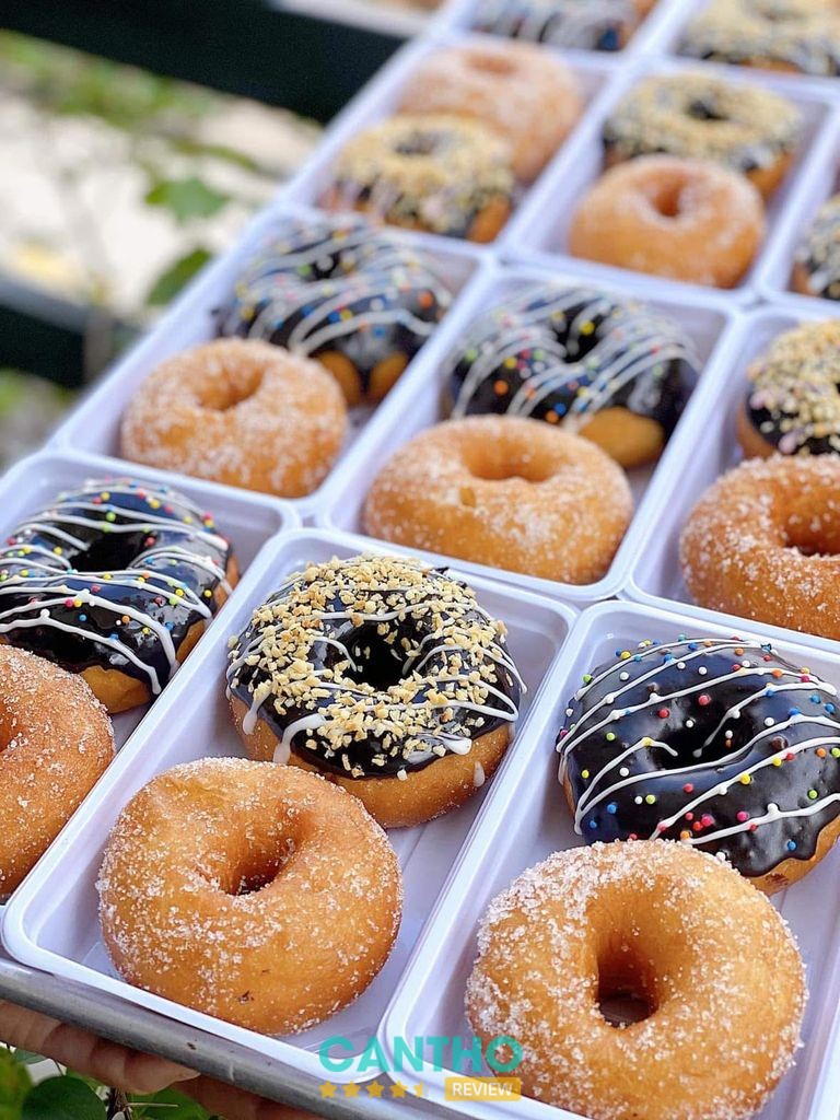 Các loại bánh ngọt tại Tiệm Bánh Kem và Pizza Deli Baker