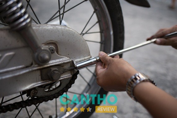 Hình minh họa thợ sửa xe máy