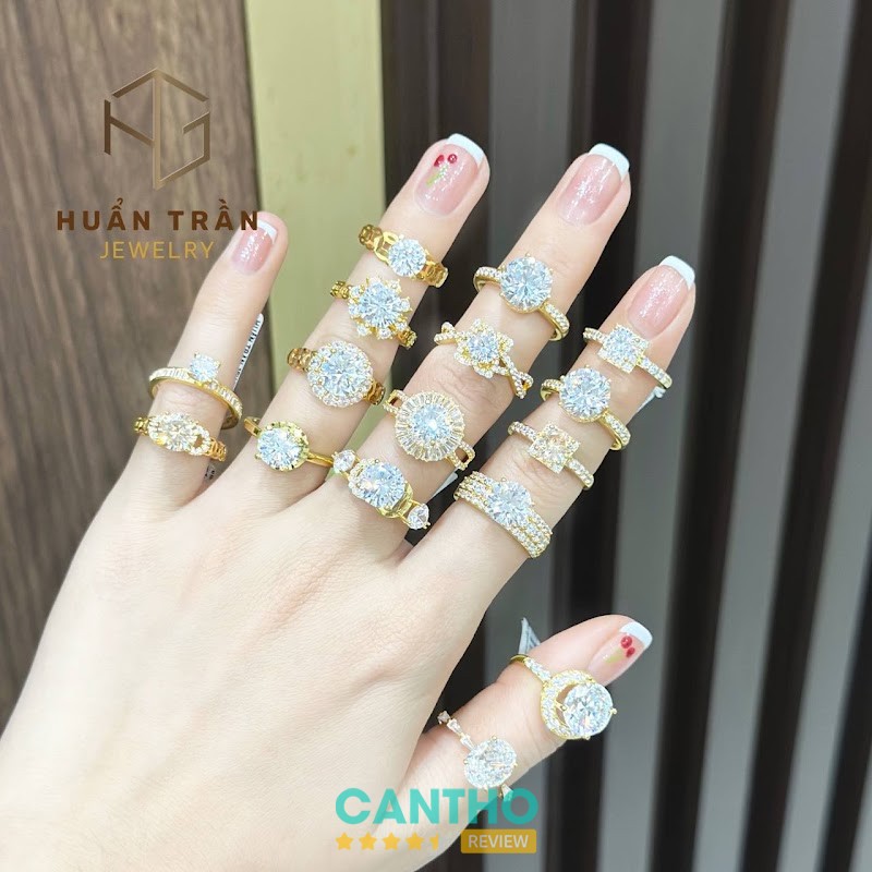 Trang sức tại Tiệm Vàng Huẩn Trần